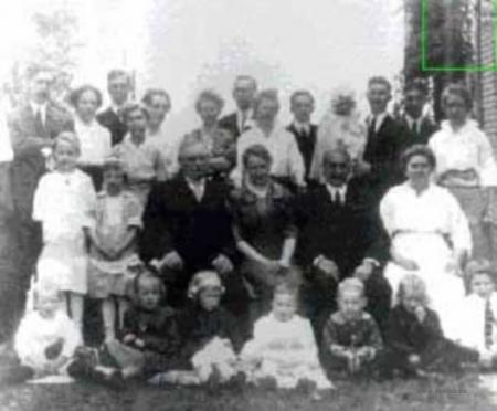 Photo de famille en 1946 avec la petite fille fantome